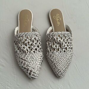 42 Gold by Chinese Laundry Corra silver and white woven flat mules